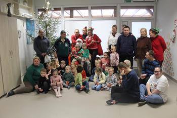 Zdjęcie grupowe Kadry i uczestników ŚDS oraz Kadry i dzieci z przedszkola nr.3 w Gryfinie. 